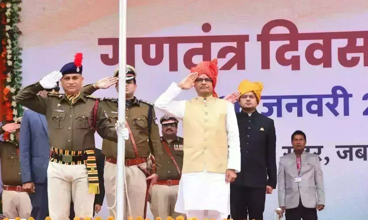 मुख्यमंत्री शिवराज ने जबलपुर में किया ध्वजारोहण, कहा - प्रगति के पथ पर गतिमान है भारत