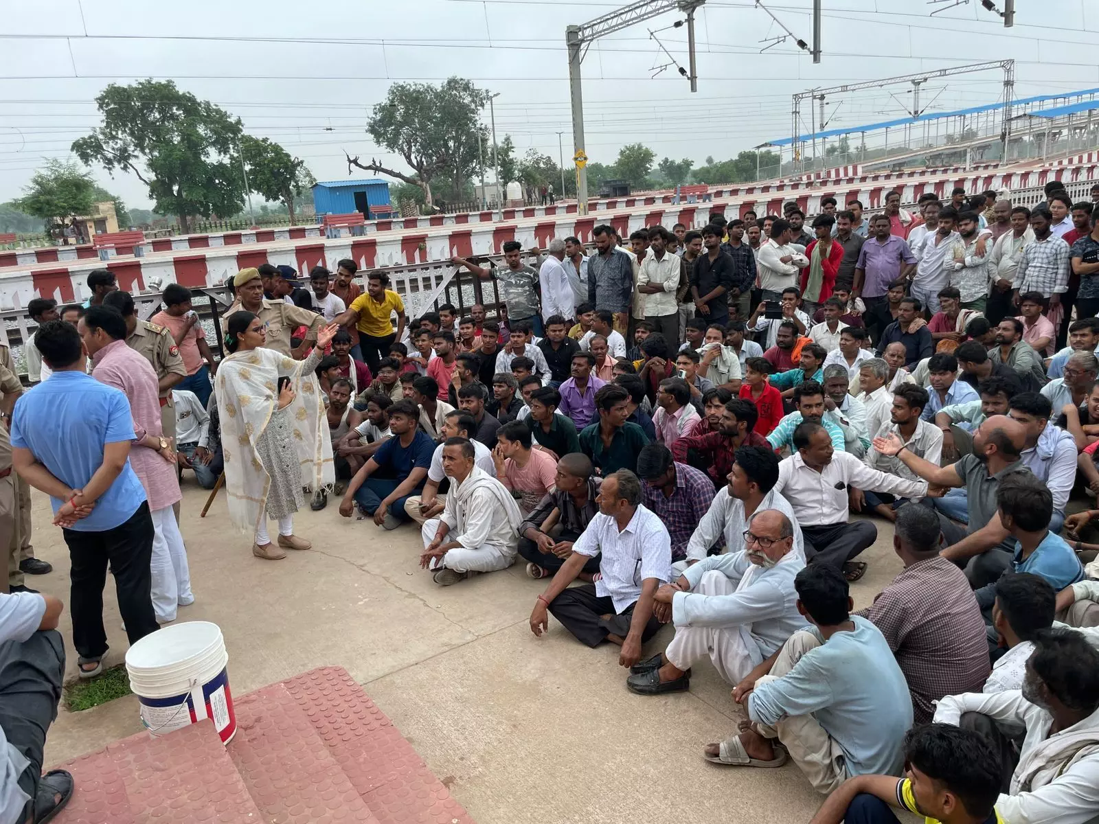 ट्रेन के ठहराव की मांग को लेकर जाजऊ स्टेशन पर ग्रामीणों का धरना, रेलवे अधिकारी ने दिखाया स्वीकृत प्रस्ताव