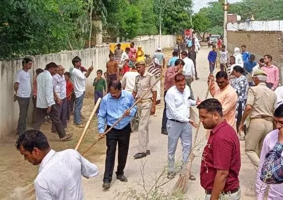 गांव मंस्या में साफ-सफाई कर अधिकारियों ने किया श्रमदान