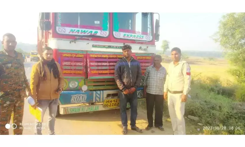 राजस्थान से आया गुटखा से भरा ट्रक जब्त कर थाने में रखवाया