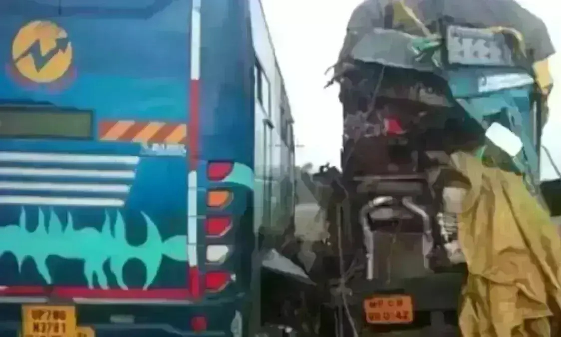इंदौर-इच्छापुर हाईवे पर बस और ट़्रक की सीधी भिंड़त, एक यात्री की मौत, कई घायल