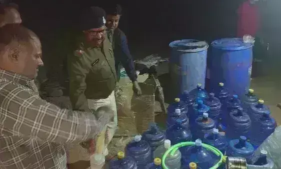 शिवपुरी के करैरा में छापा मारा, अवैध शराब फैक्ट्री पकड़ी