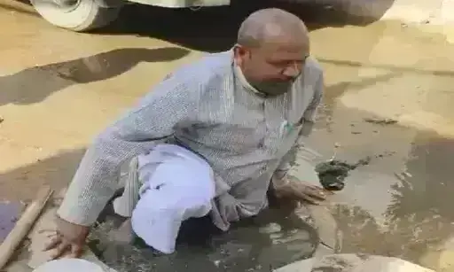ग्वालियर में भाजपा पार्षद ने खुद सीवर में उतरकर की सफाई, कहा - न आयुक्त सुन रहे, न ठेकेदार