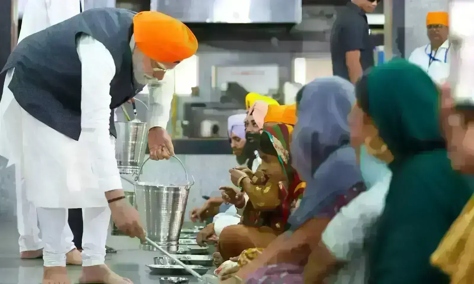 प्रधानमंत्री नरेंद्र मोदी ने पटना साहिब गुरुद्वारे में मत्था टेका, लंगर में खाना परोसा