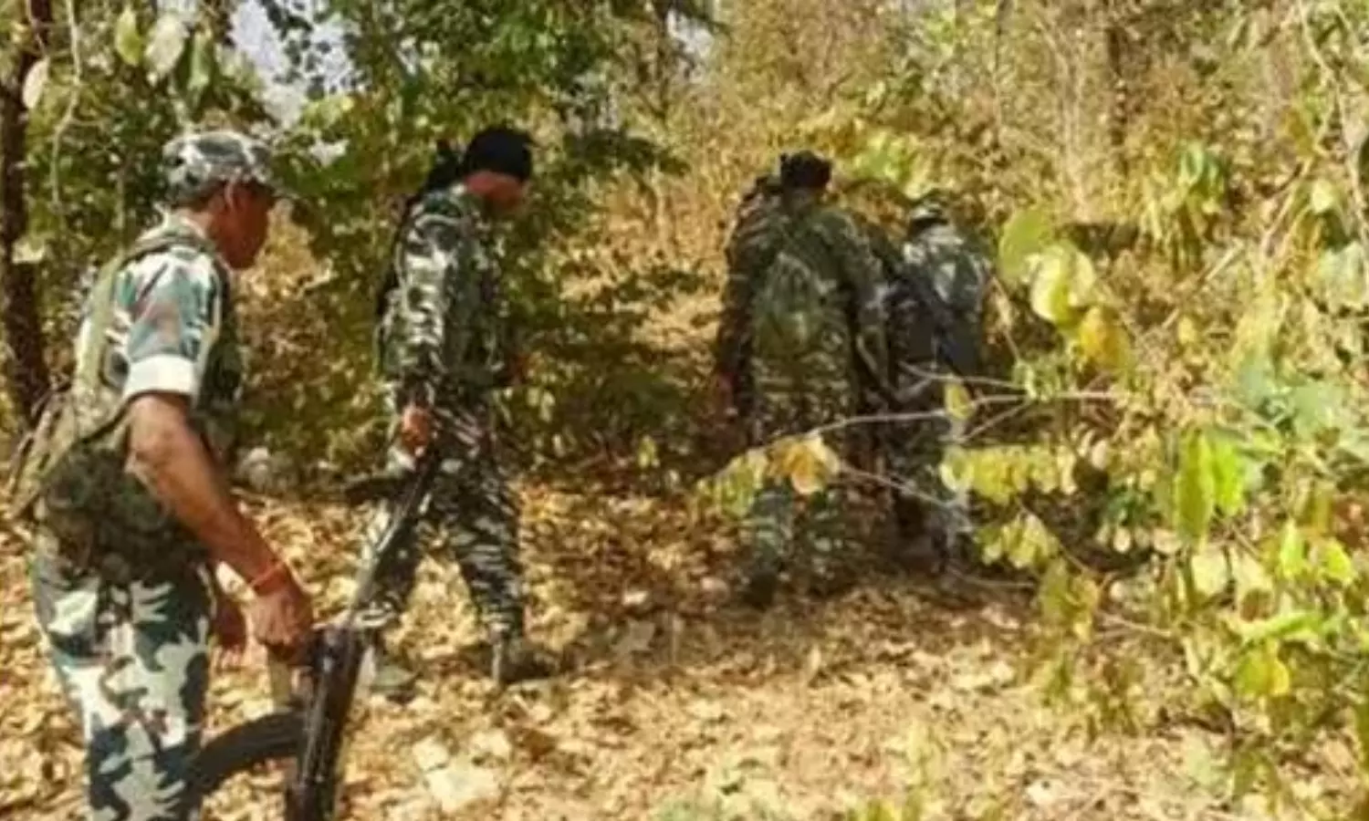 Sukma Naxal Encounter : जंगल में जारी मुठभेड़, एक नक्सली की मौत, गोला-बारूद भी बरामद