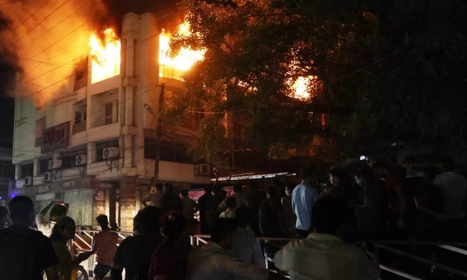 Bhopal News: भोपाल के मिलन रेस्टोरेंट लगी भीषण आग, आस पास बना अफरा तफरी का माहौल, ढाई घंटे बाद आग पर पाया गया काबू