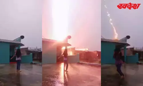 रील्स का ऐसा भी जुनून, झूम-झूमकर बारिश का आनंद ले रही थी लड़की, अचानक गिरी बिजली, Video Viral