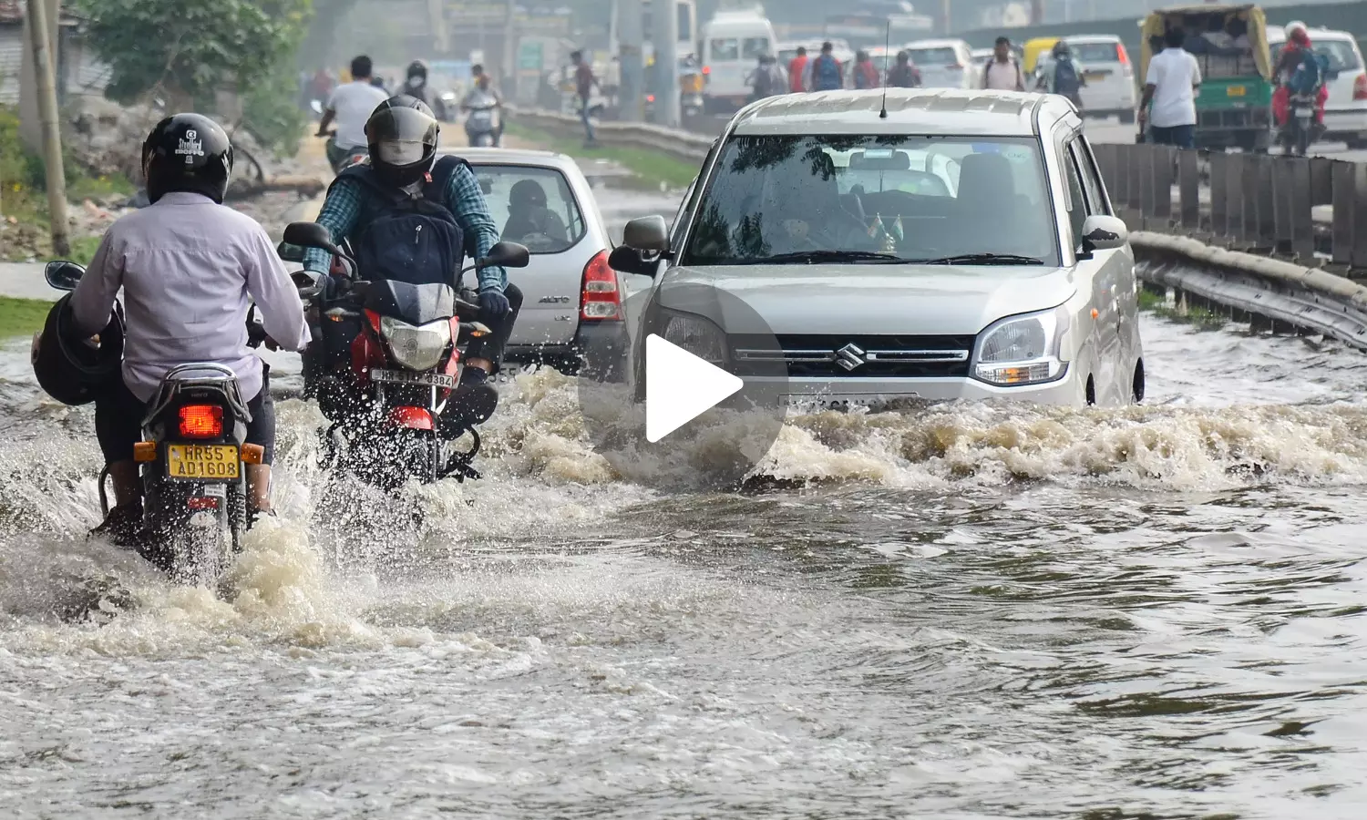 डूब रही है दिल्‍ली... पहली बारिश में पानी पानी हुई दिल्‍ली, सोशल मीडिया पर आए हैरान कर देने वाले वीडियो...