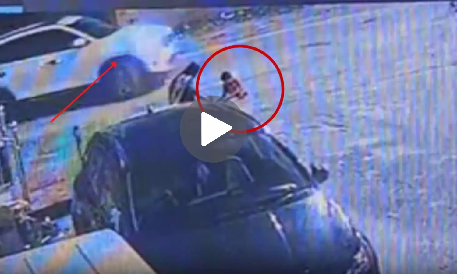Noida Road Accident: मां के साथ खेल रही बच्‍ची को कार ने कुचला, सामने आया घटना का हैरान कर देने वाला वीडियो...