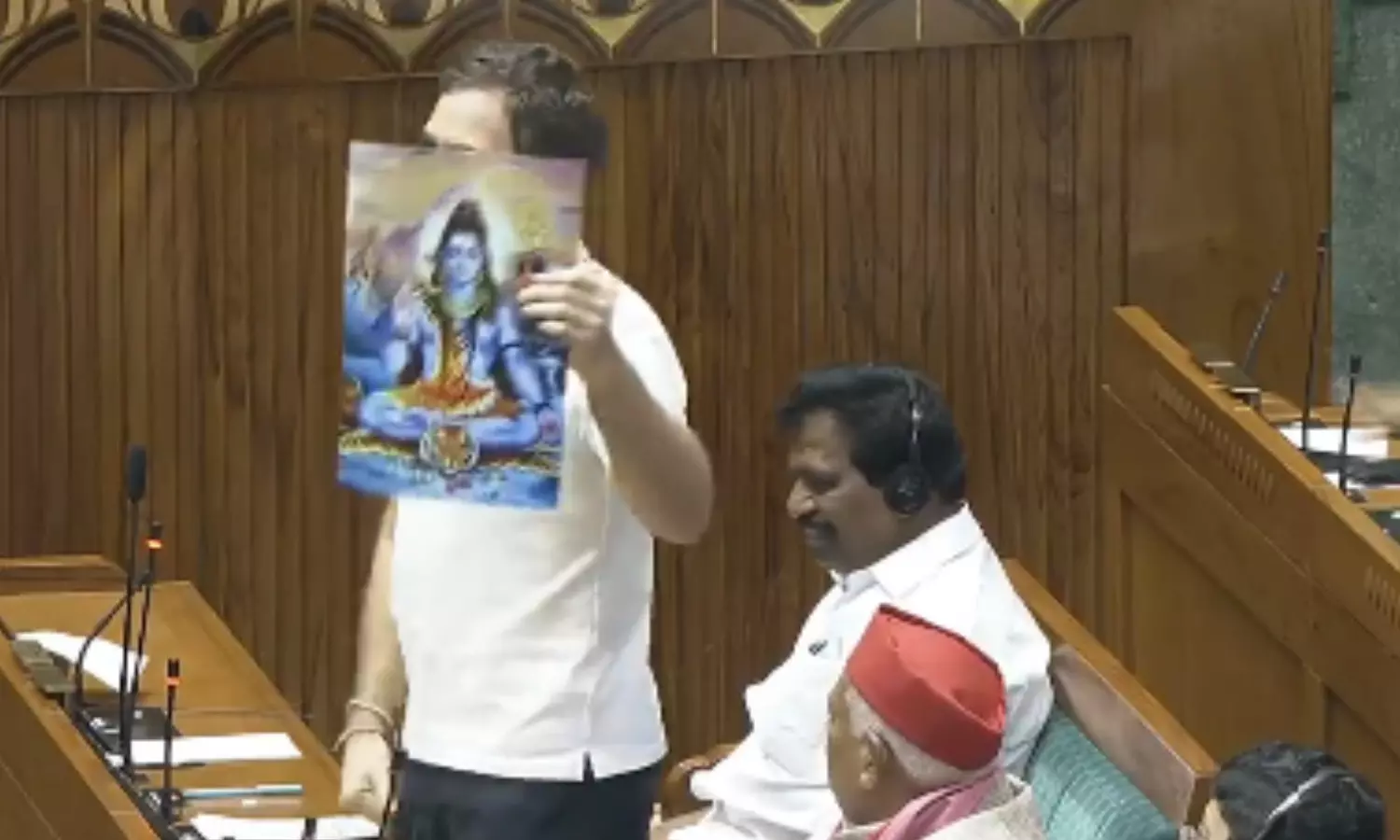 संसद में राहुल गांधी दिखा रहे थे शिव की तस्वीर, मच गया हंगामा, PM Modi खड़े हुए और कहा...
