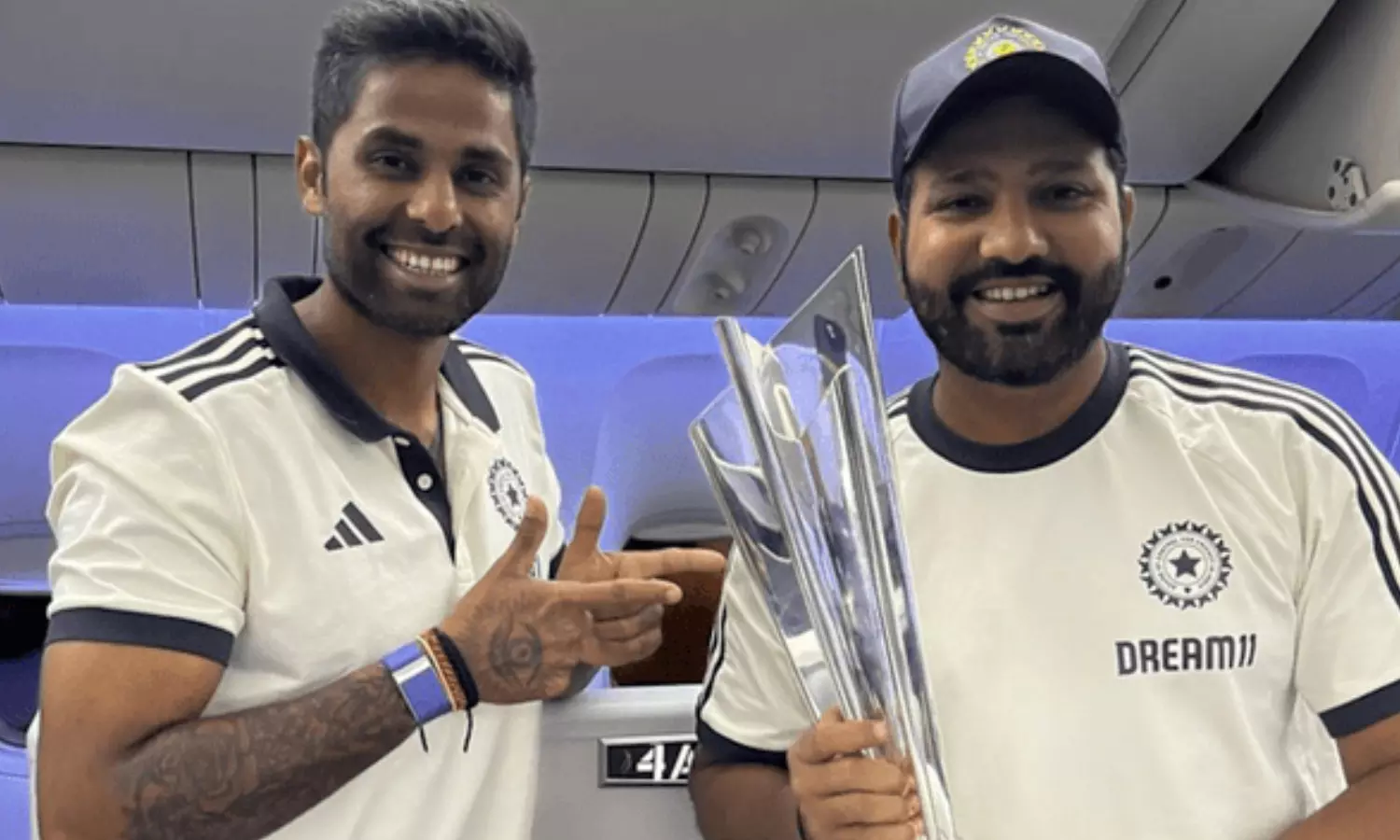 वतन लौटे विश्व विजेता : भारतीय क्रिकेट टीम पहुंची दिल्ली, एयरपोर्ट पर फैंस भी मौजूद