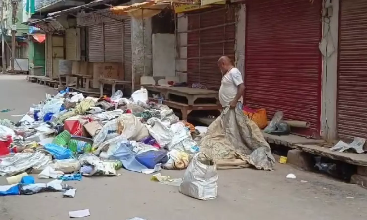 Morena News: एमपी अजब है गजब है, ग्वालियर के इस व्यक्ति को है कचरा उठाने का शौक, बाहर के कचरे को घर में करता था इकट्ठा, जानिए पूरा मामला