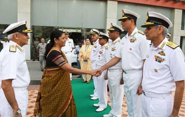 रक्षामंत्री ने नौसैनिक कमांडरों का बढ़ाया हौसला