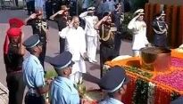 रक्षा मंत्री और सेना प्रमुखों ने करगिल के शहीदों को दी श्रद्धांजलि