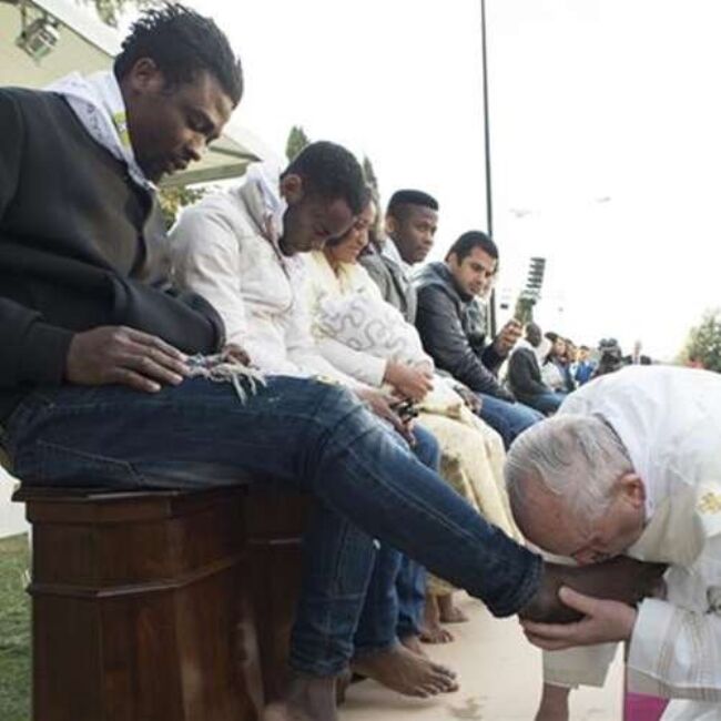 पोप फ्रांसिस ने धोए हिंदू-मुस्लिमों के पैर, कहा-हम सब भाई हैं